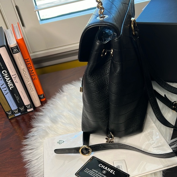 Chanel Black Leather Backpack EC Gold Hardware Turn Lock Comes Box, Bag & Flower - Picture 4 of 17